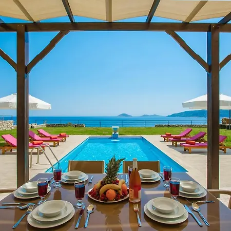 Denize Sıfır özel Plajlı Villa *