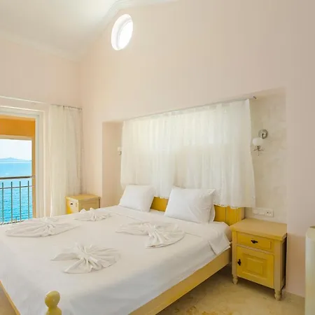 Denize Sıfır özel Plajlı Villa *